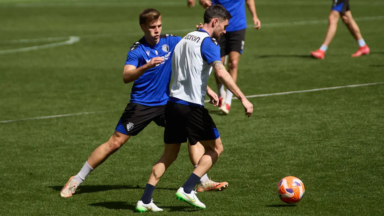 Pablo Ibáñez y Moi Gómez durante el entrenamiento de Osasuna en El Sadar ante más de 5.500 niños de toda Navarra como público. IÑIGO ALZUGARAY