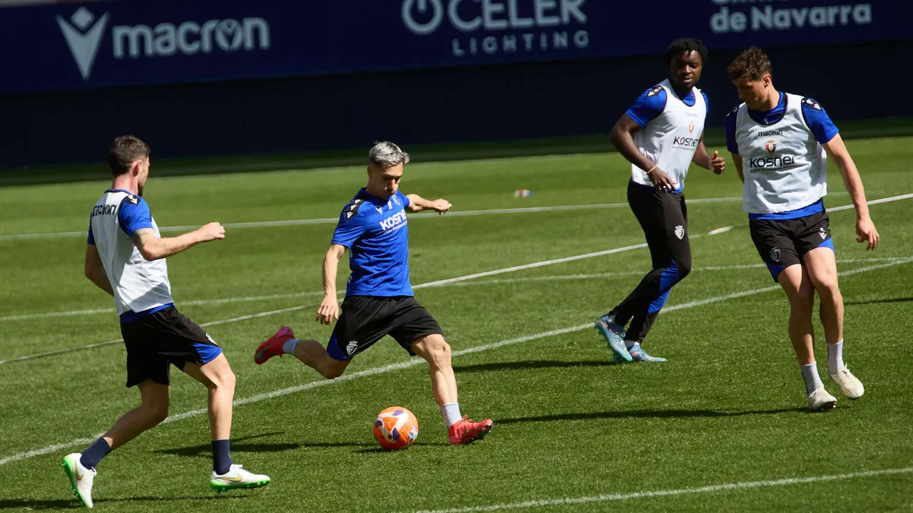 Moi Gómez, Bryan Zaragoza, Enzo Boyomo y Jorge Herrando durante el entrenamiento de Osasuna en El Sadar ante más de 5.500 niños de toda Navarra como público. IÑIGO ALZUGARAY