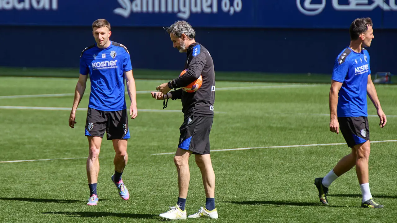 Abel Bretones, Vicente Moreno (entrenador CA Osasuna) y Unai García durante el entrenamiento de Osasuna en El Sadar ante más de 5.500 niños de toda Navarra como público. IÑIGO ALZUGARAY