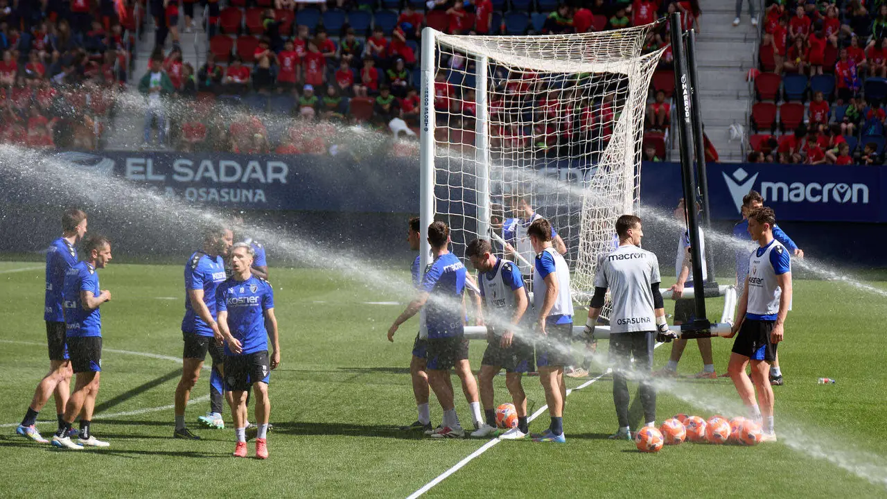 Entrenamiento de Osasuna en El Sadar ante más de 5.500 niños de Navarra como público dentro de la actividad Aula Rojilla. IÑIGO ALZUGARAY