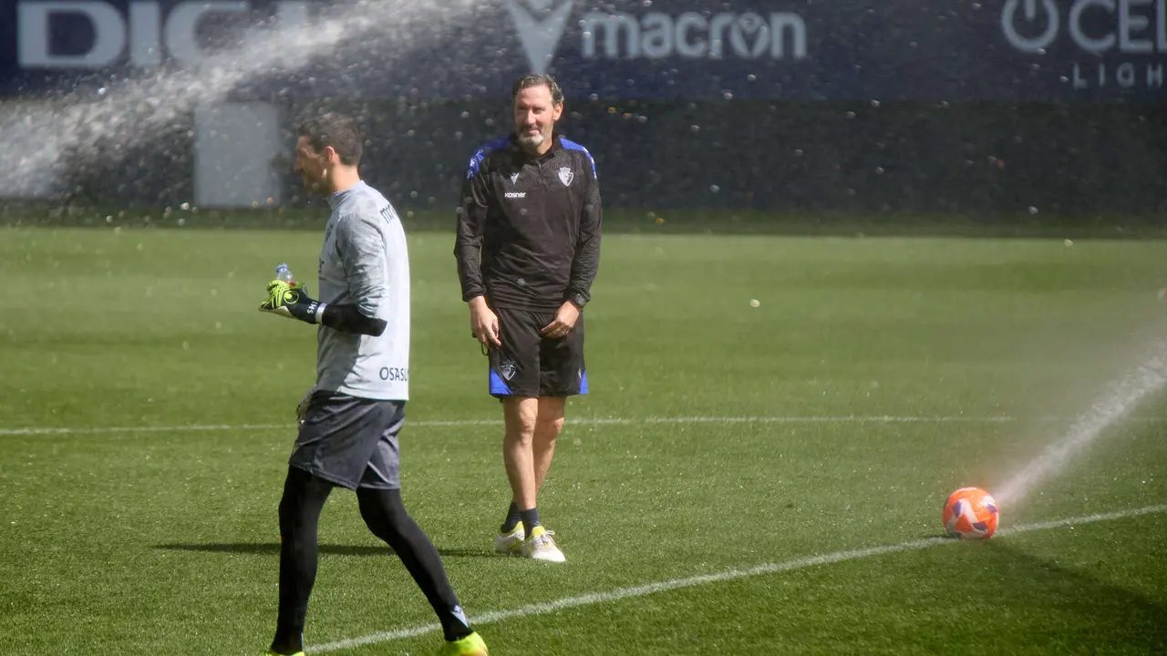 Sergio Herrera y Vicente Moreno (entrenador CA Osasuna) durante el entrenamiento de Osasuna en El Sadar ante más de 5.500 niños de toda Navarra como público. IÑIGO ALZUGARAY