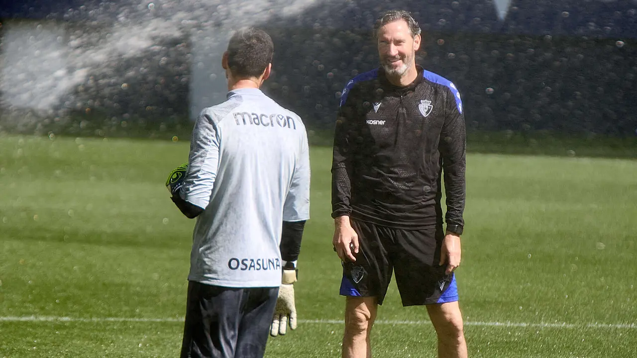 Sergio Herrera y Vicente Moreno (entrenador CA Osasuna) durante el entrenamiento de Osasuna en El Sadar ante más de 5.500 niños de toda Navarra como público. IÑIGO ALZUGARAY