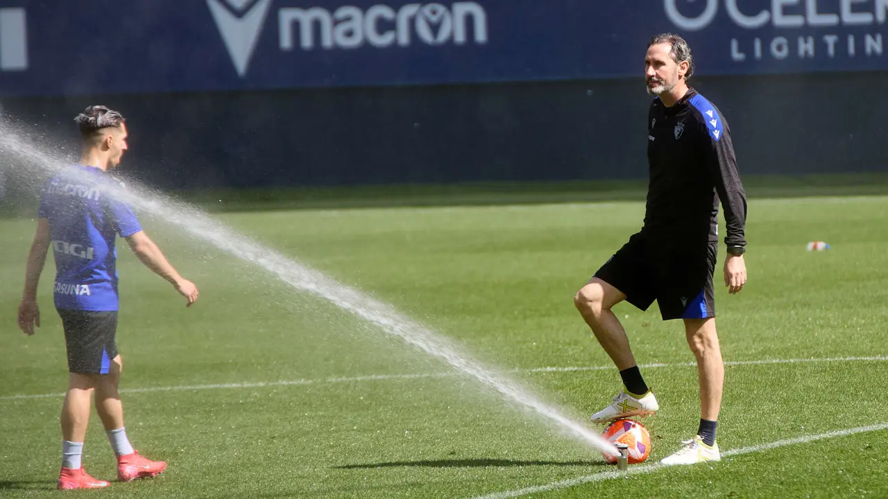 Bryan Zaragoza y Vicente Moreno (entrenador CA Osasuna) durante el entrenamiento de Osasuna en El Sadar ante más de 5.500 niños de toda Navarra como público. IÑIGO ALZUGARAY