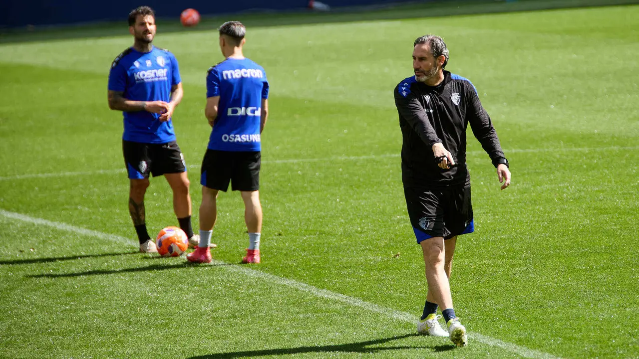 Rubén García, Bryan Zaragoza y Vicente Moreno (entrenador CA Osasuna) durante el entrenamiento de Osasuna en El Sadar ante más de 5.500 niños de toda Navarra como público. IÑIGO ALZUGARAY