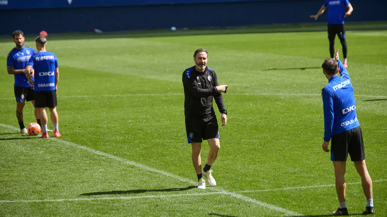 Rubén García, Bryan Zaragoza, Vicente Moreno (entrenador CA Osasuna) y Ante Budimir durante el entrenamiento de Osasuna en El Sadar ante más de 5.500 niños de toda Navarra como público. IÑIGO ALZUGARAY