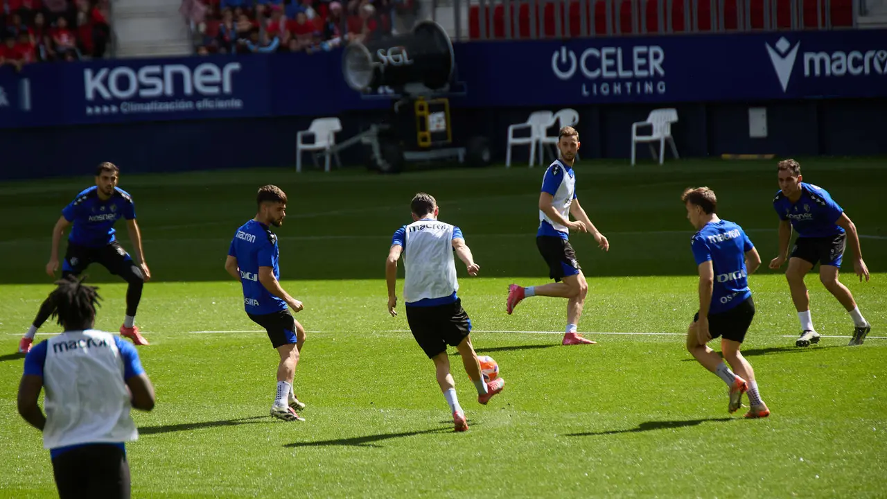 Entrenamiento de Osasuna en El Sadar ante más de 5.500 niños de Navarra como público dentro de la actividad Aula Rojilla. IÑIGO ALZUGARAY