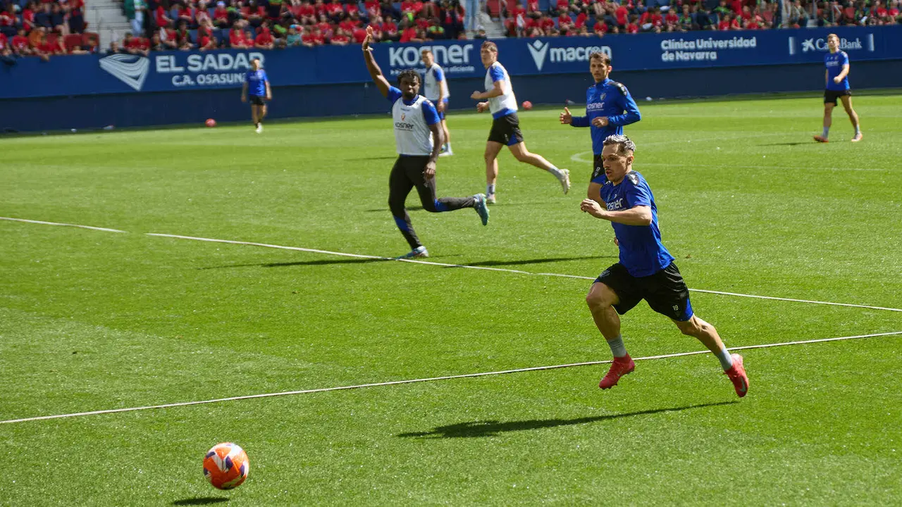Bryan Zaragoza durante el entrenamiento de Osasuna en El Sadar ante más de 5.500 niños de toda Navarra como público. IÑIGO ALZUGARAY
