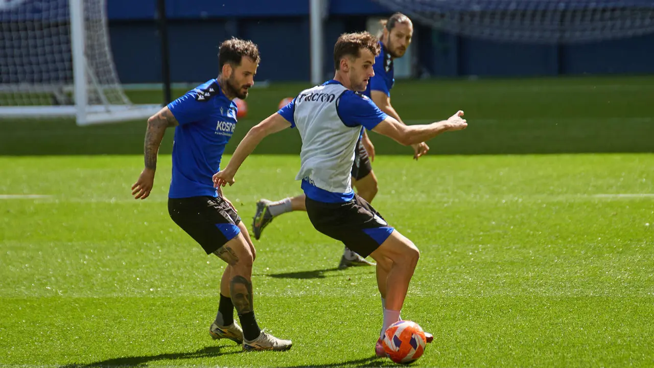 Rubén García, Aimar Oroz y Juan Cruz durante el entrenamiento de Osasuna en El Sadar ante más de 5.500 niños de toda Navarra como público. IÑIGO ALZUGARAY