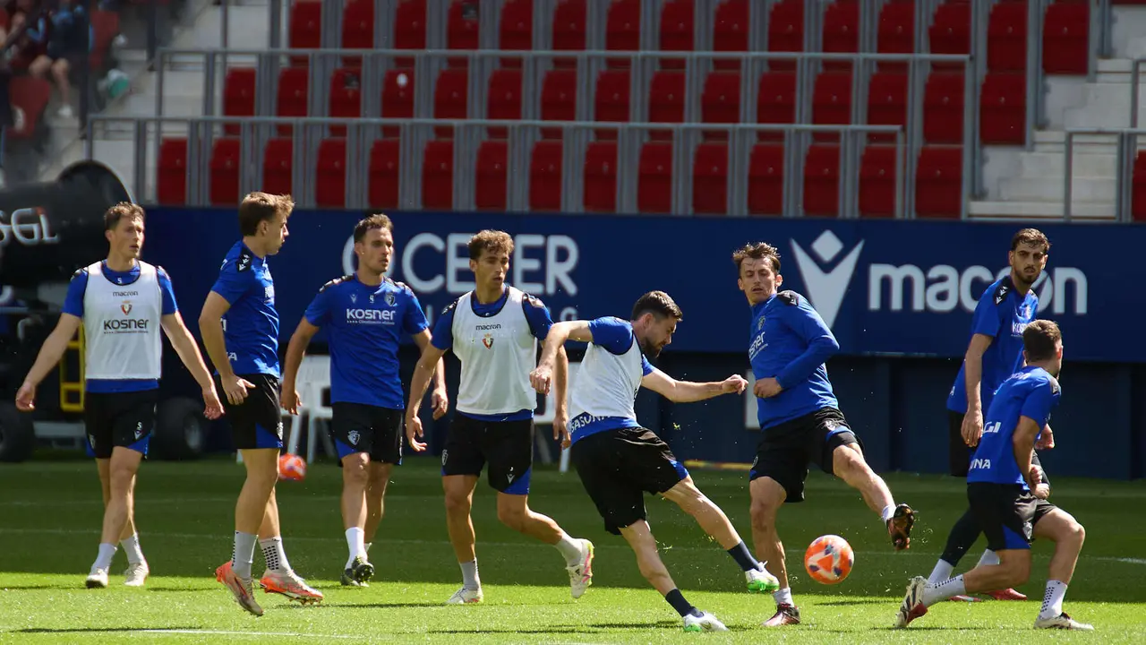 Jorge Herrando, Pablo Ibáñez, Unai García, Lucas Torró, Moi Gómez, Ante Budimir, Alejandro Catena y Iker Muñoz durante el entrenamiento de Osasuna en El Sadar ante más de 5.500 niños de toda Navarra como público. IÑIGO ALZUGARAY