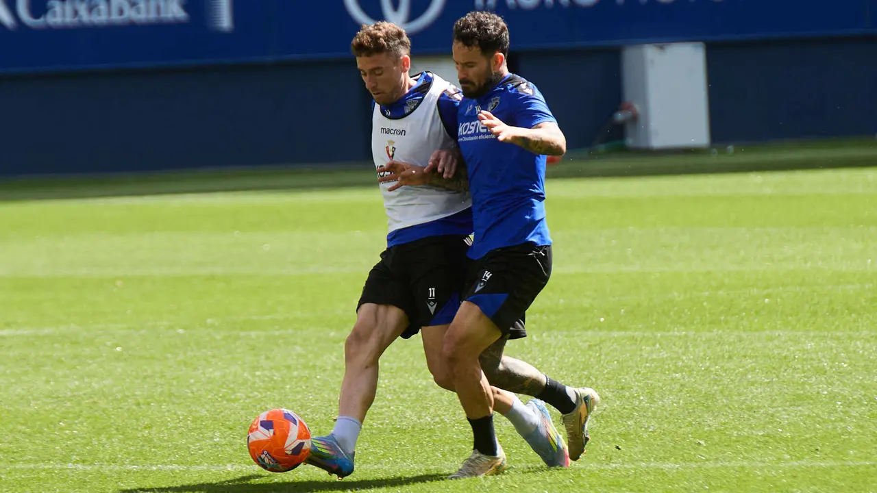 Kike Barja y Rubén García durante el entrenamiento de Osasuna en El Sadar ante más de 5.500 niños de toda Navarra como público. IÑIGO ALZUGARAY