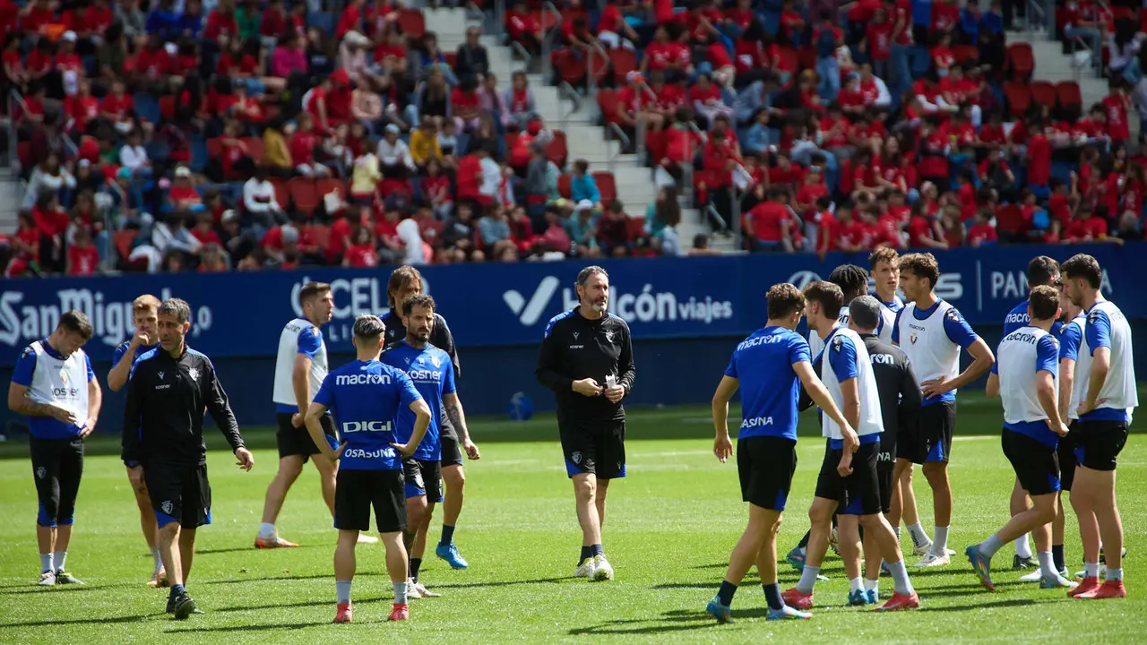 Vicente Moreno (entrenador CA Osasuna) durante el entrenamiento de Osasuna en El Sadar ante más de 5.500 niños de toda Navarra como público. IÑIGO ALZUGARAY