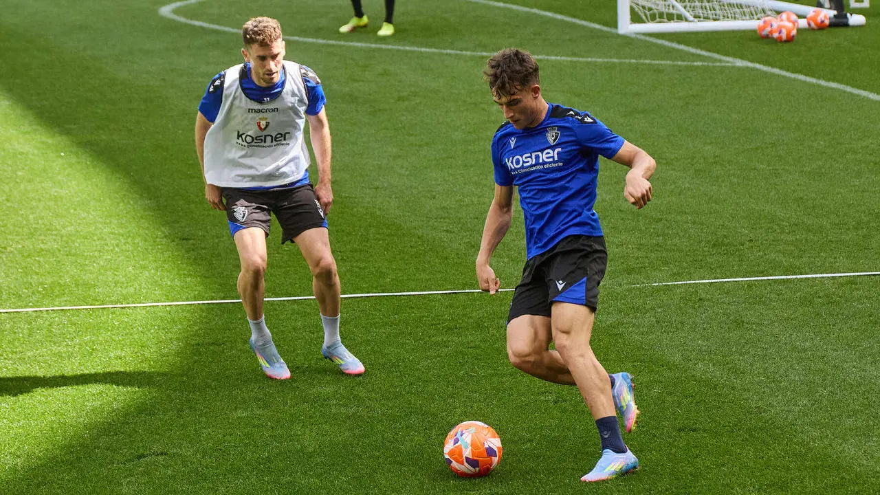 Kike Barja y Carlos Lumbreras durante el entrenamiento de Osasuna en El Sadar ante más de 5.500 niños de toda Navarra como público. IÑIGO ALZUGARAY