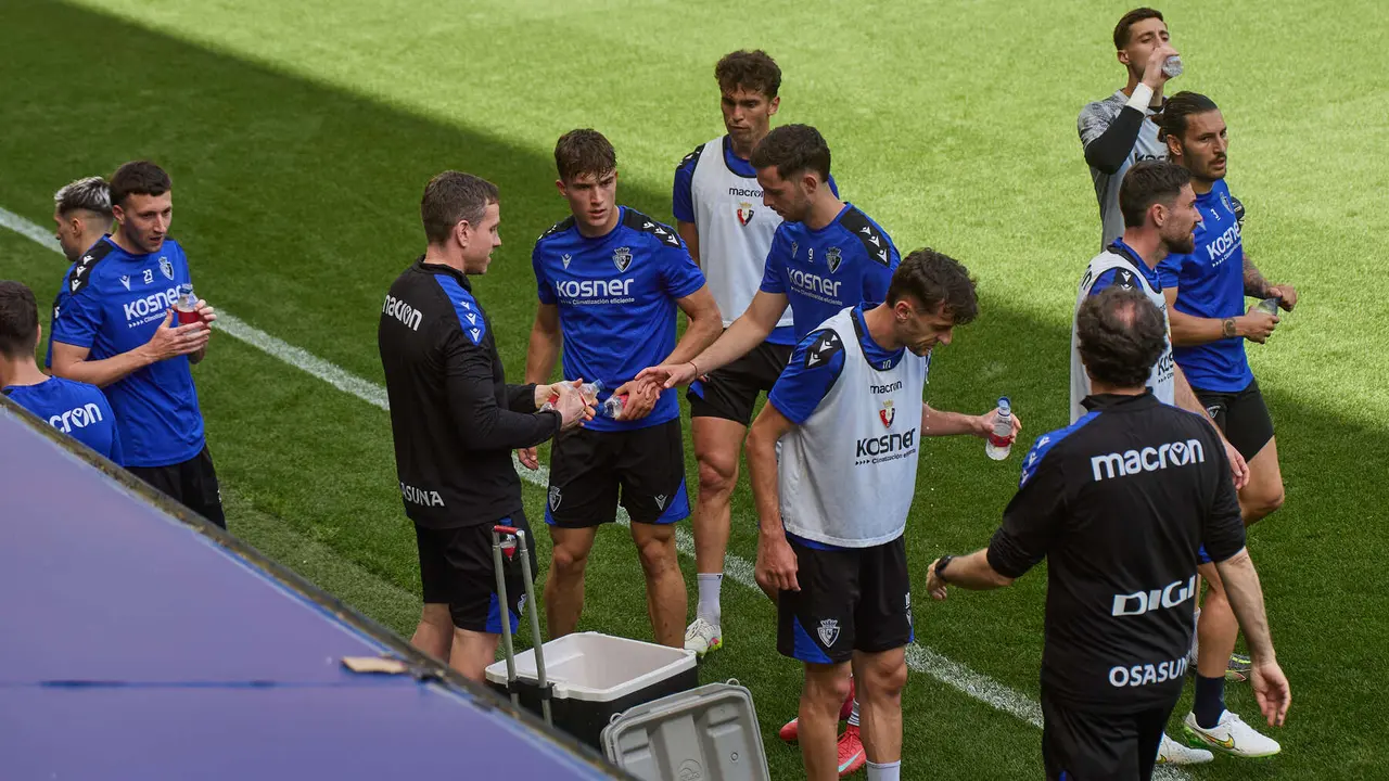 Entrenamiento de Osasuna en El Sadar ante más de 5.500 niños de Navarra como público dentro de la actividad Aula Rojilla. IÑIGO ALZUGARAY
