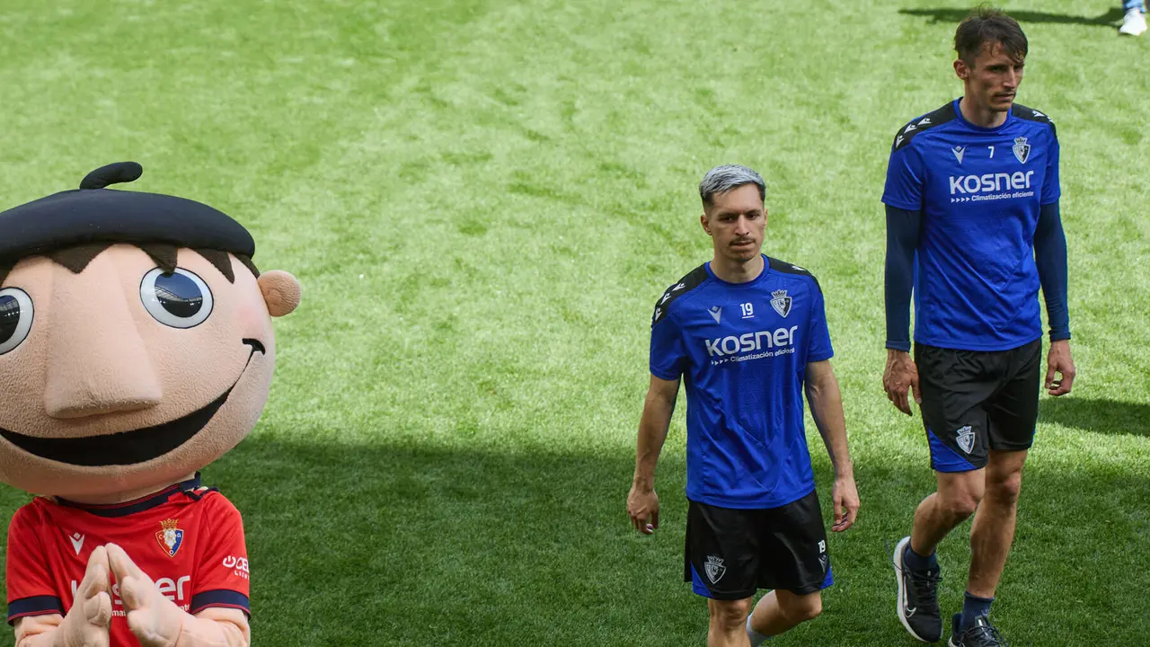 Bryan Zaragoza y Ante Budimir durante el entrenamiento de Osasuna en El Sadar ante más de 5.500 niños de toda Navarra como público. IÑIGO ALZUGARAY