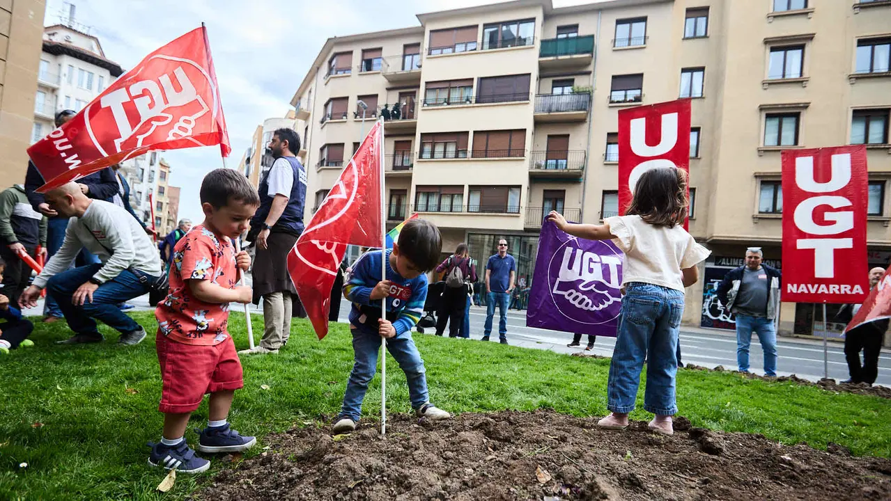 Manifestación de CCOO y UGT en Pamplona con motivo del 1 de mayo. Con presencia del secretario general de UGT Navarra, Lorenzo Ríos, la secretaria de Organización de CCOO Navarra, Pilar Arriaga y la presidenta de Navarra, María Chivite. IÑIGO ALZUGARAY