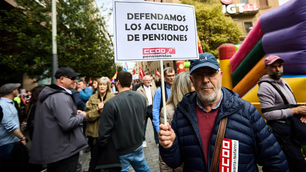 Manifestación de CCOO y UGT en Pamplona con motivo del 1 de mayo. Con presencia del secretario general de UGT Navarra, Lorenzo Ríos, la secretaria de Organización de CCOO Navarra, Pilar Arriaga y la presidenta de Navarra, María Chivite. IÑIGO ALZUGARAY