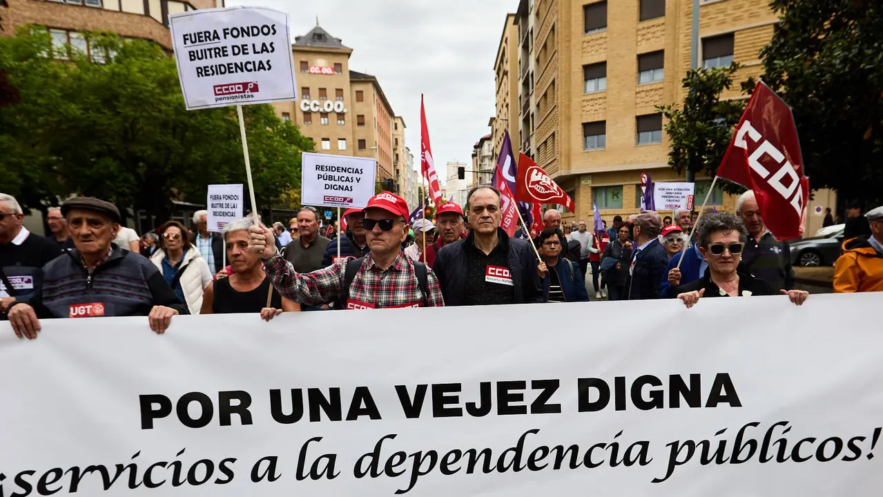 Manifestación de CCOO y UGT en Pamplona con motivo del 1 de mayo. Con presencia del secretario general de UGT Navarra, Lorenzo Ríos, la secretaria de Organización de CCOO Navarra, Pilar Arriaga y la presidenta de Navarra, María Chivite. IÑIGO ALZUGARAY