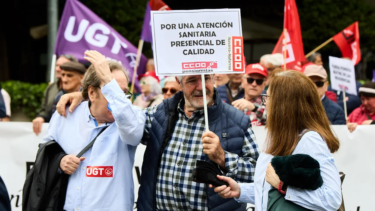 Manifestación de CCOO y UGT en Pamplona con motivo del 1 de mayo. Con presencia del secretario general de UGT Navarra, Lorenzo Ríos, la secretaria de Organización de CCOO Navarra, Pilar Arriaga y la presidenta de Navarra, María Chivite. IÑIGO ALZUGARAY
