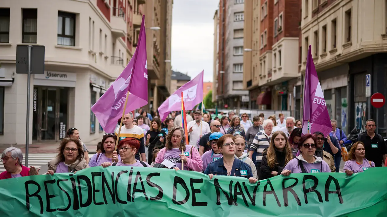 El sindicato ELA se manifiesta en Pamplona con motivo del 1º de Mayo, día del trabajador. PABLO LASAOSA