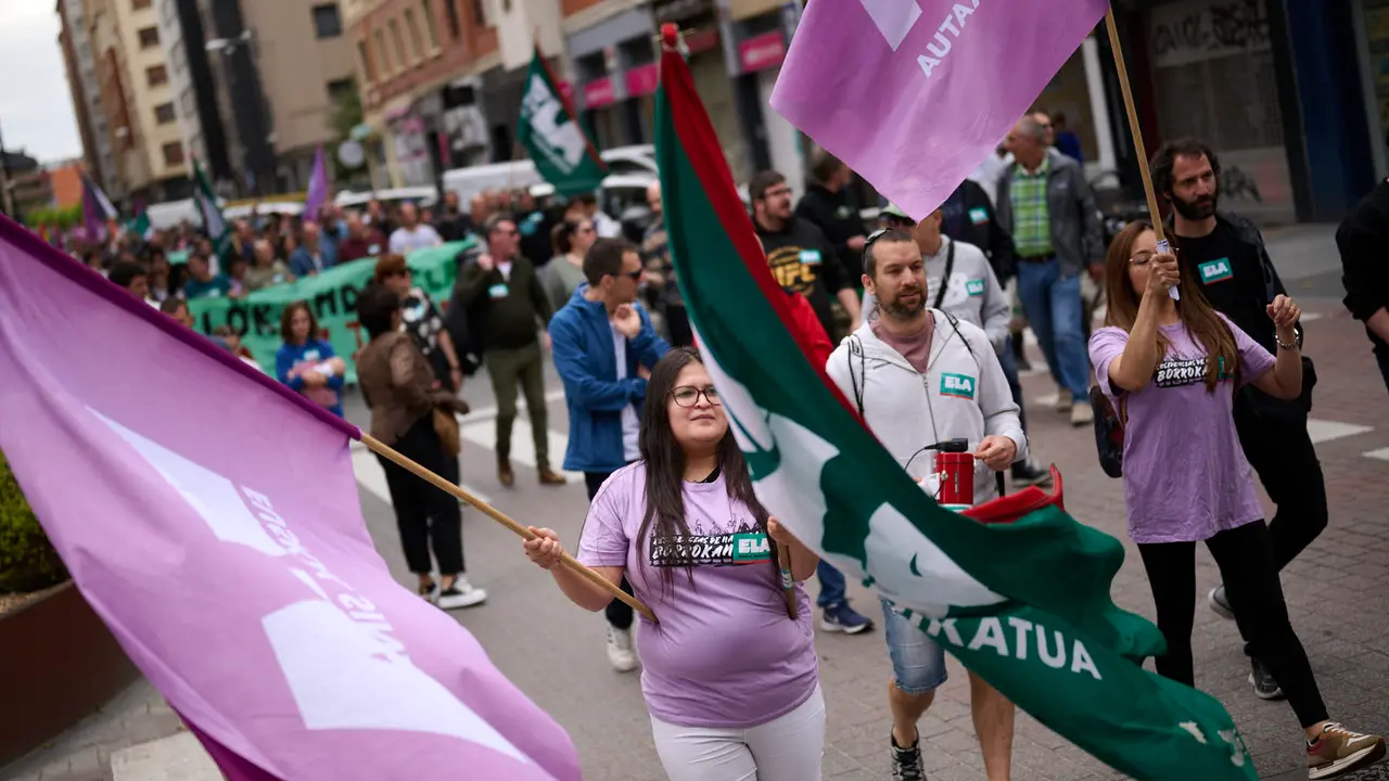 El sindicato ELA se manifiesta en Pamplona con motivo del 1º de Mayo, día del trabajador. PABLO LASAOSA