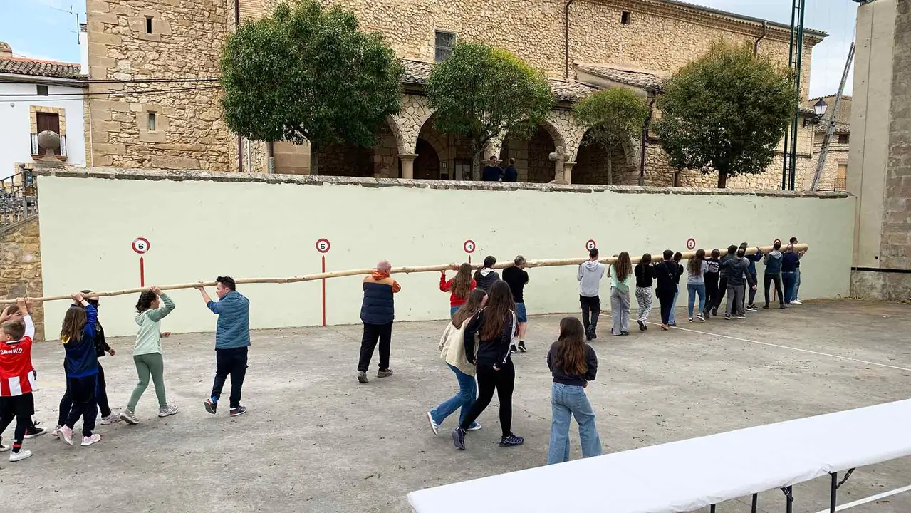La fiesta del mayo en Murieta que termina con una chistorrada popular. Navarra.com