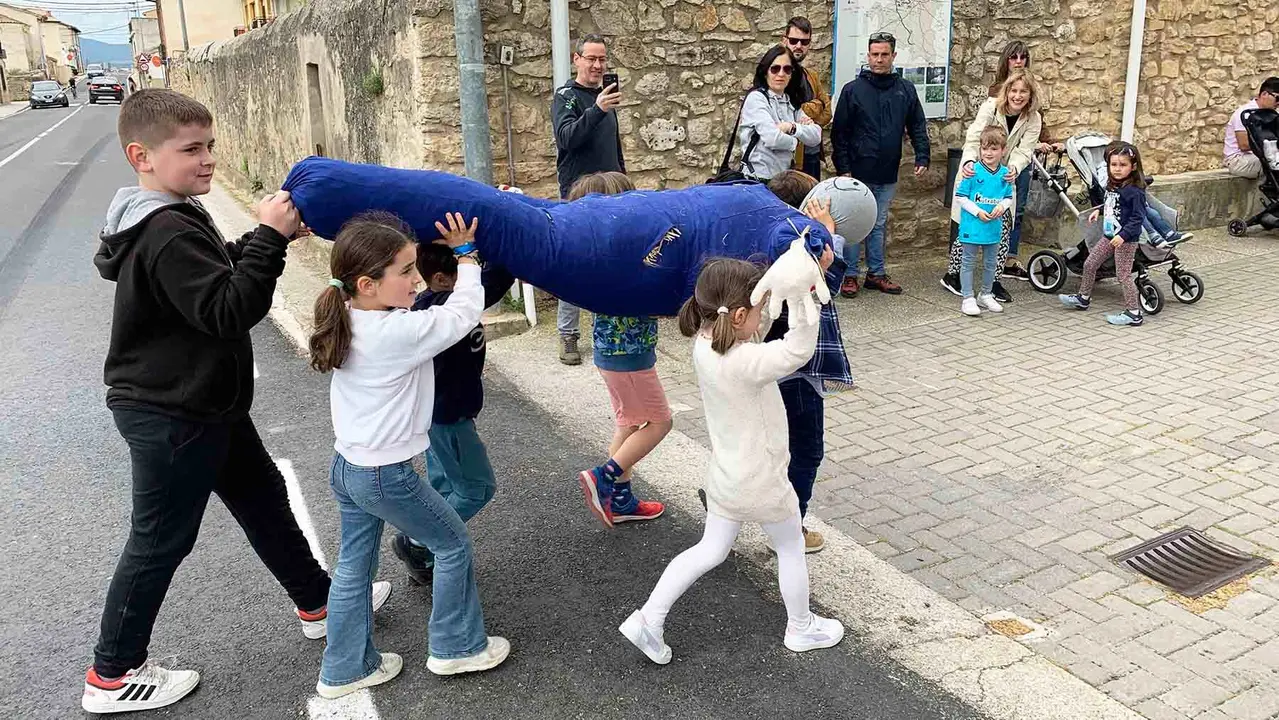 La fiesta del mayo en Murieta que termina con una chistorrada popular. Navarra.com