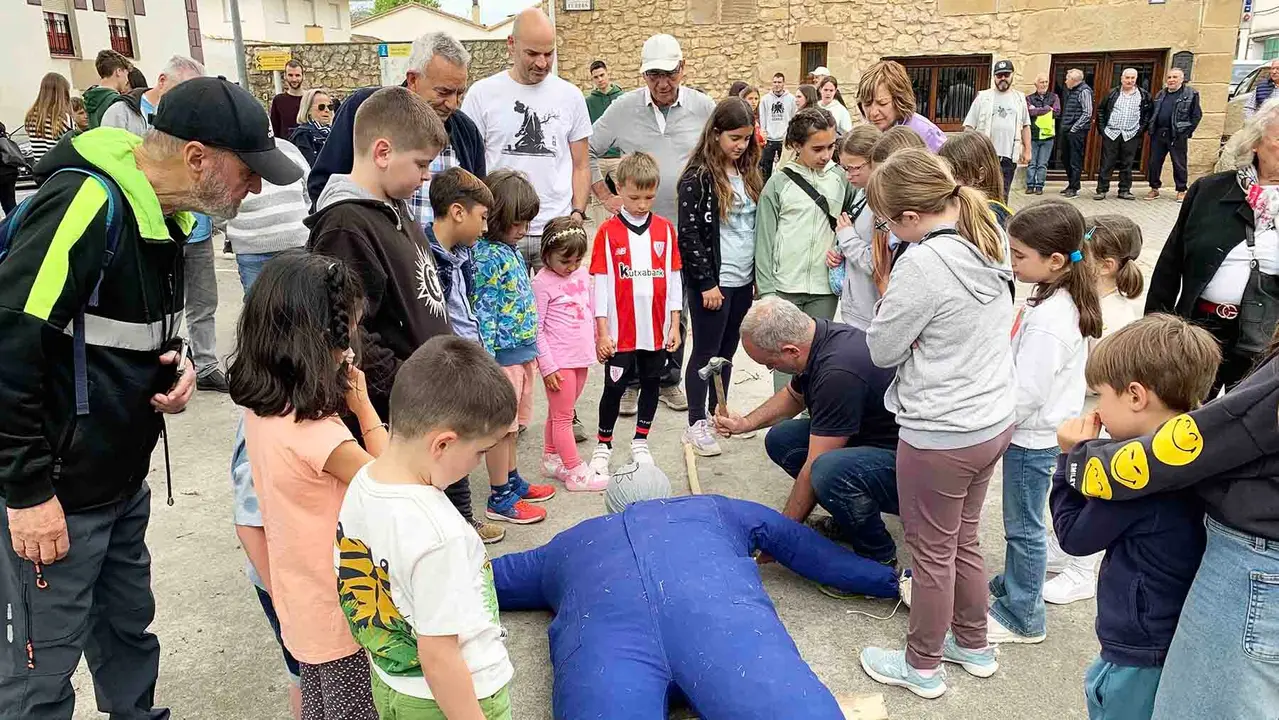 La fiesta del mayo en Murieta que termina con una chistorrada popular. Navarra.com