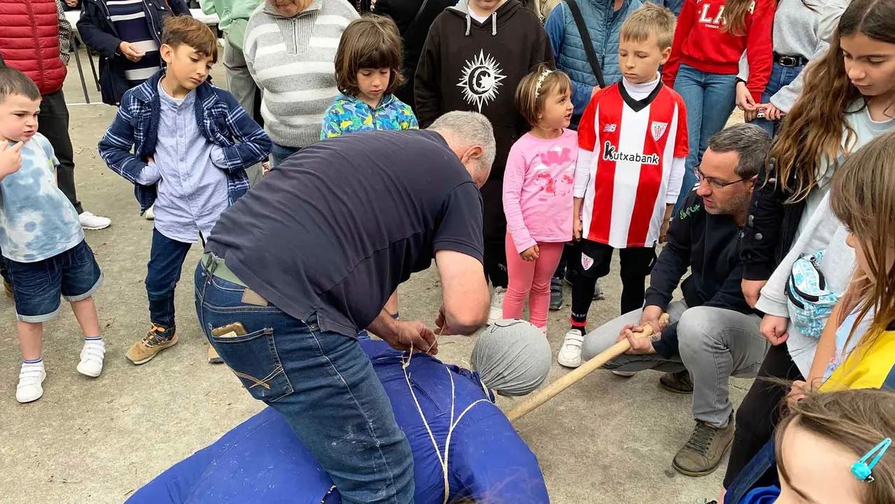 La fiesta del mayo en Murieta que termina con una chistorrada popular. Navarra.com