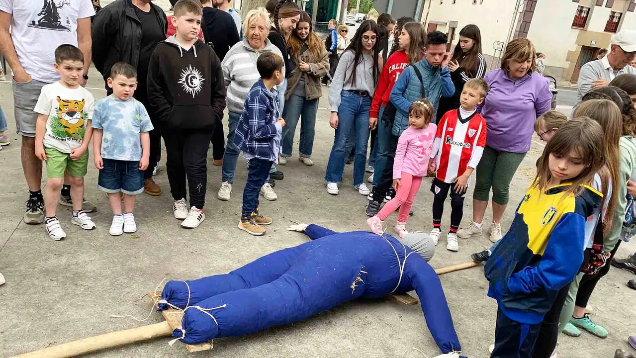 La fiesta del mayo en Murieta que termina con una chistorrada popular. Navarra.com