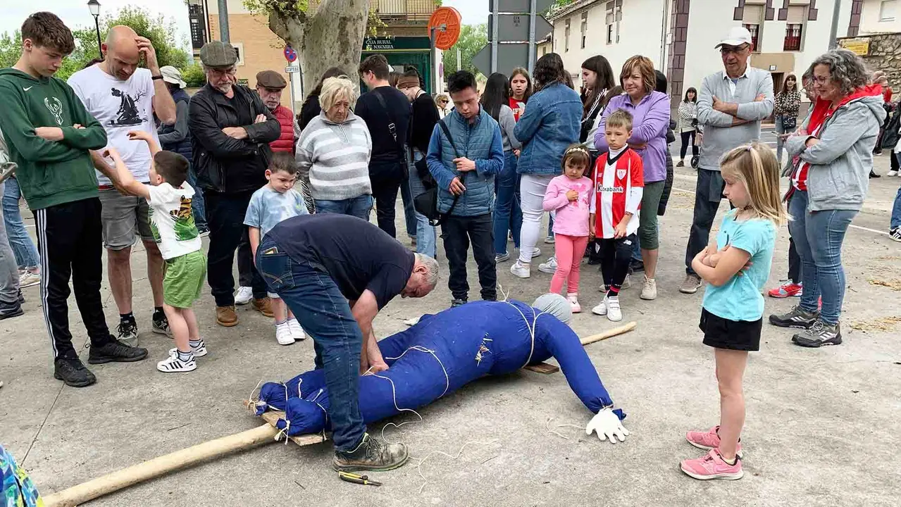 La fiesta del mayo en Murieta que termina con una chistorrada popular. Navarra.com