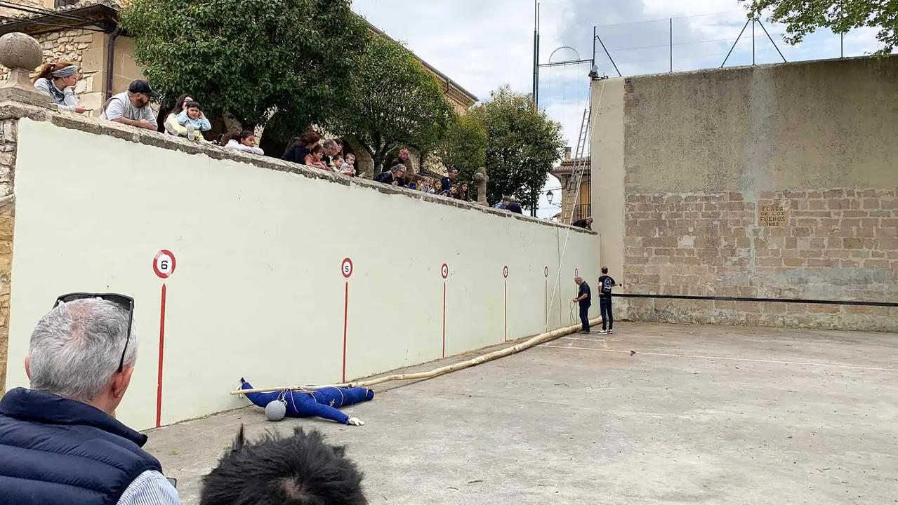 La fiesta del mayo en Murieta que termina con una chistorrada popular. Navarra.com