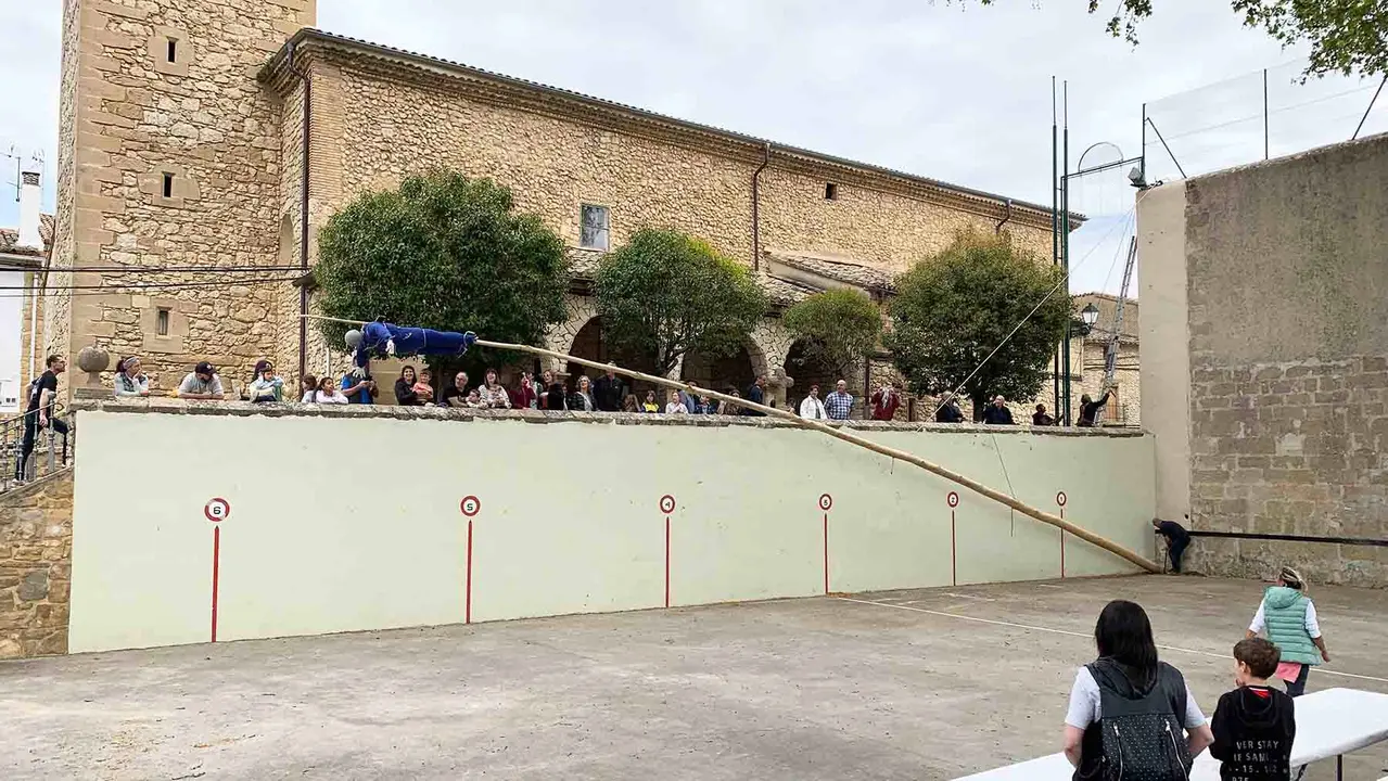 La fiesta del mayo en Murieta que termina con una chistorrada popular. Navarra.com