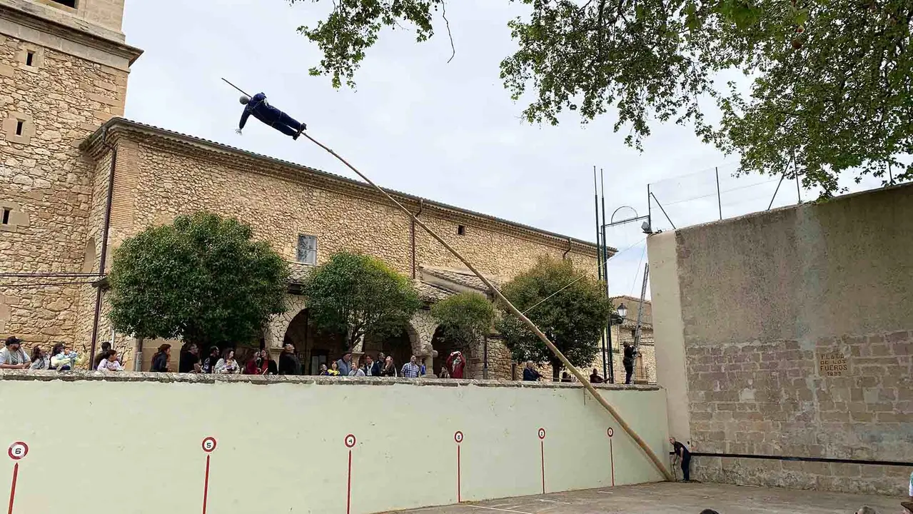 La fiesta del mayo en Murieta que termina con una chistorrada popular. Navarra.com