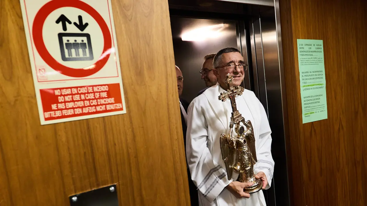 Visita del Ángel de Aralar al Palacio de Justicia de Navarra. IÑIGO ALZUGARAY
