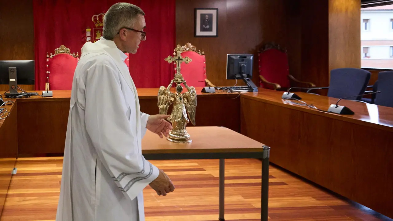 Visita del Ángel de Aralar al Palacio de Justicia de Navarra. IÑIGO ALZUGARAY