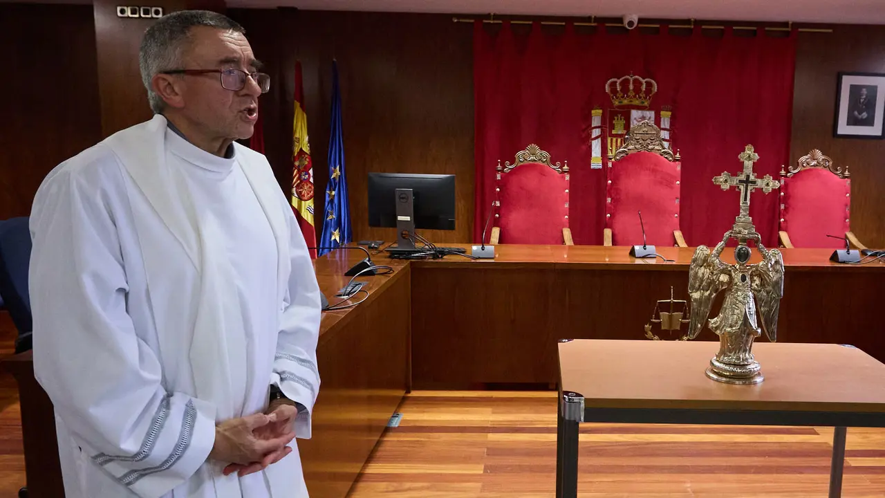 Visita del Ángel de Aralar al Palacio de Justicia de Navarra. IÑIGO ALZUGARAY
