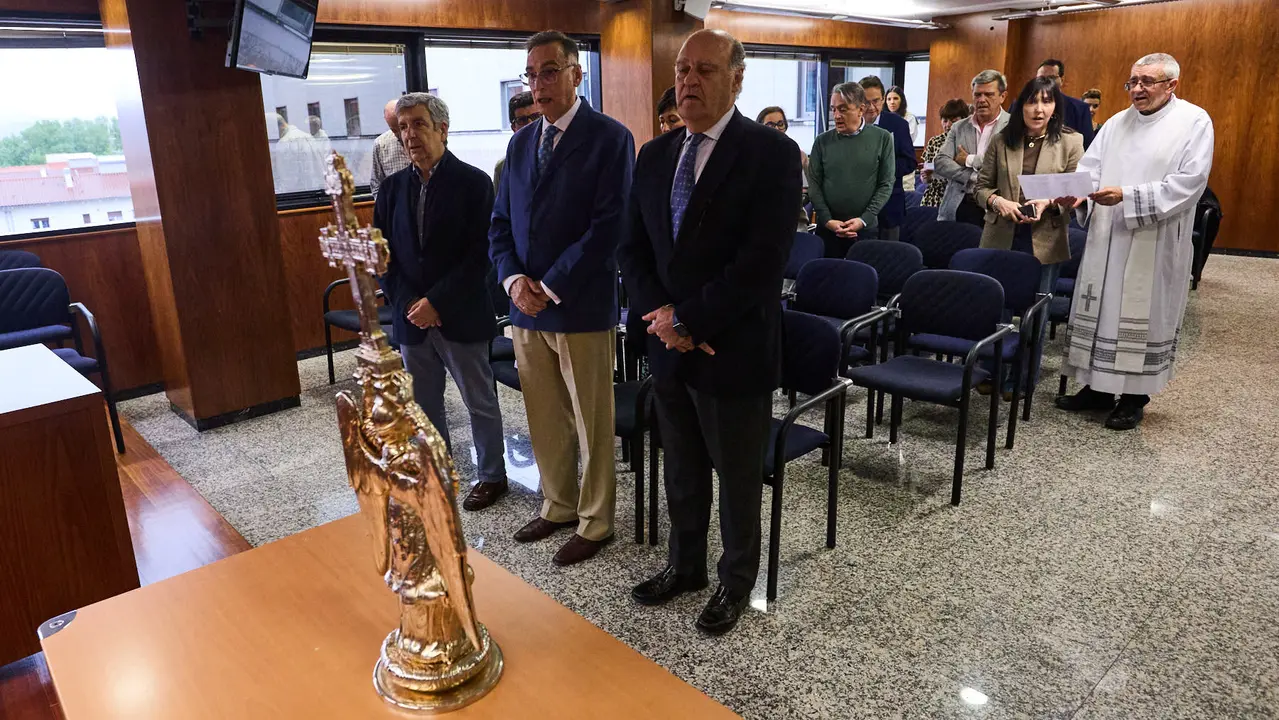 Visita del Ángel de Aralar al Palacio de Justicia de Navarra. IÑIGO ALZUGARAY