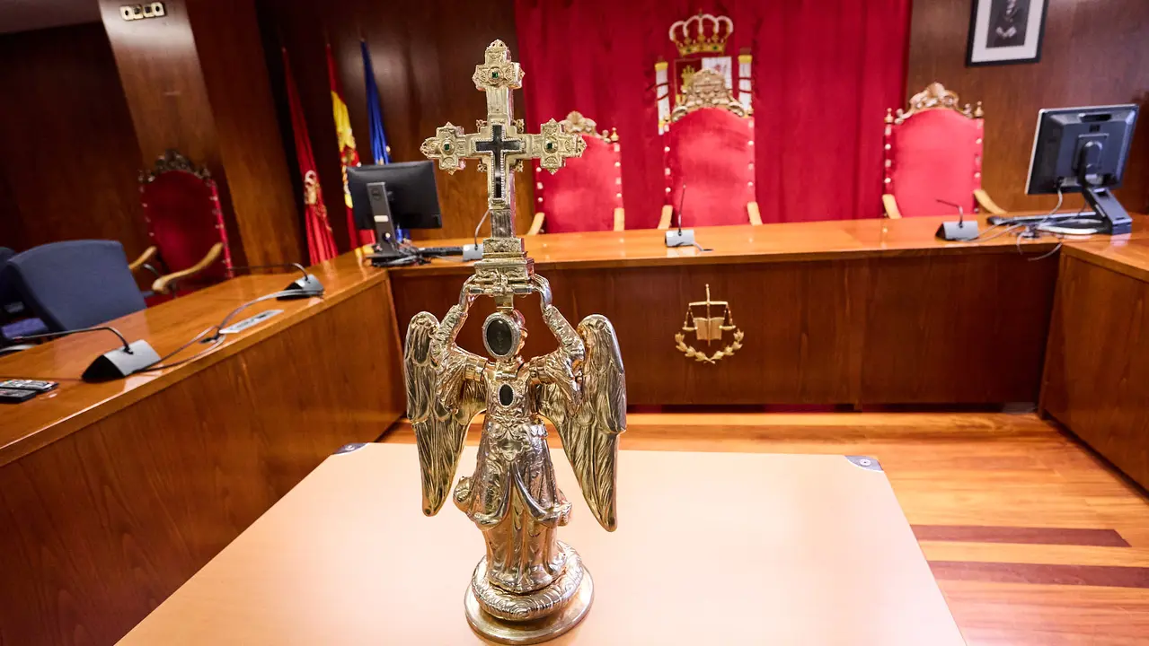 Visita del Ángel de Aralar al Palacio de Justicia de Navarra. IÑIGO ALZUGARAY
