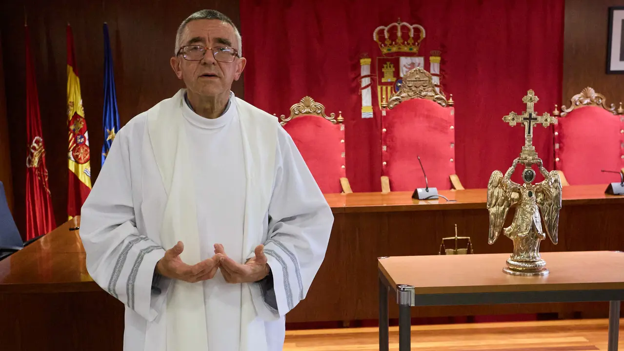 Visita del Ángel de Aralar al Palacio de Justicia de Navarra. IÑIGO ALZUGARAY