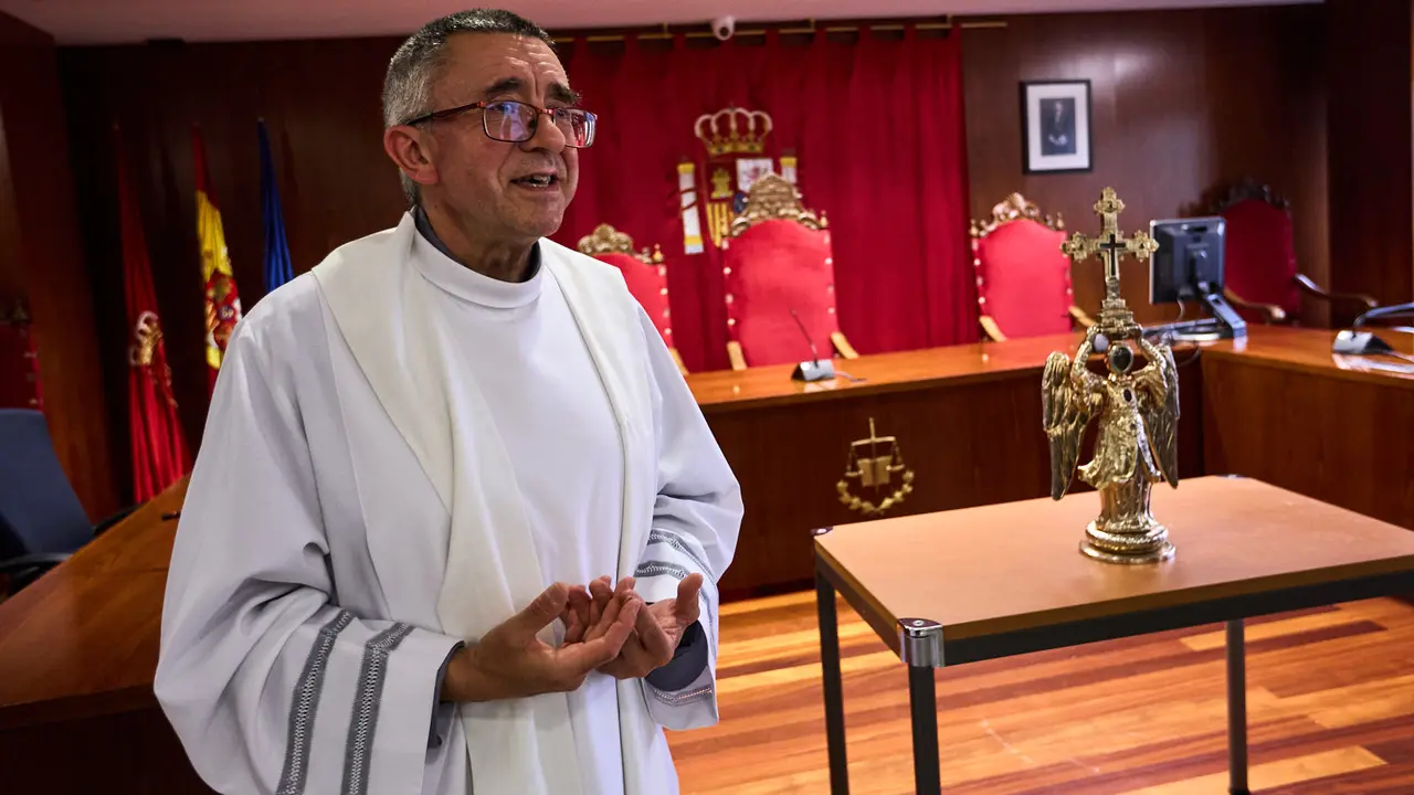 Visita del Ángel de Aralar al Palacio de Justicia de Navarra. IÑIGO ALZUGARAY