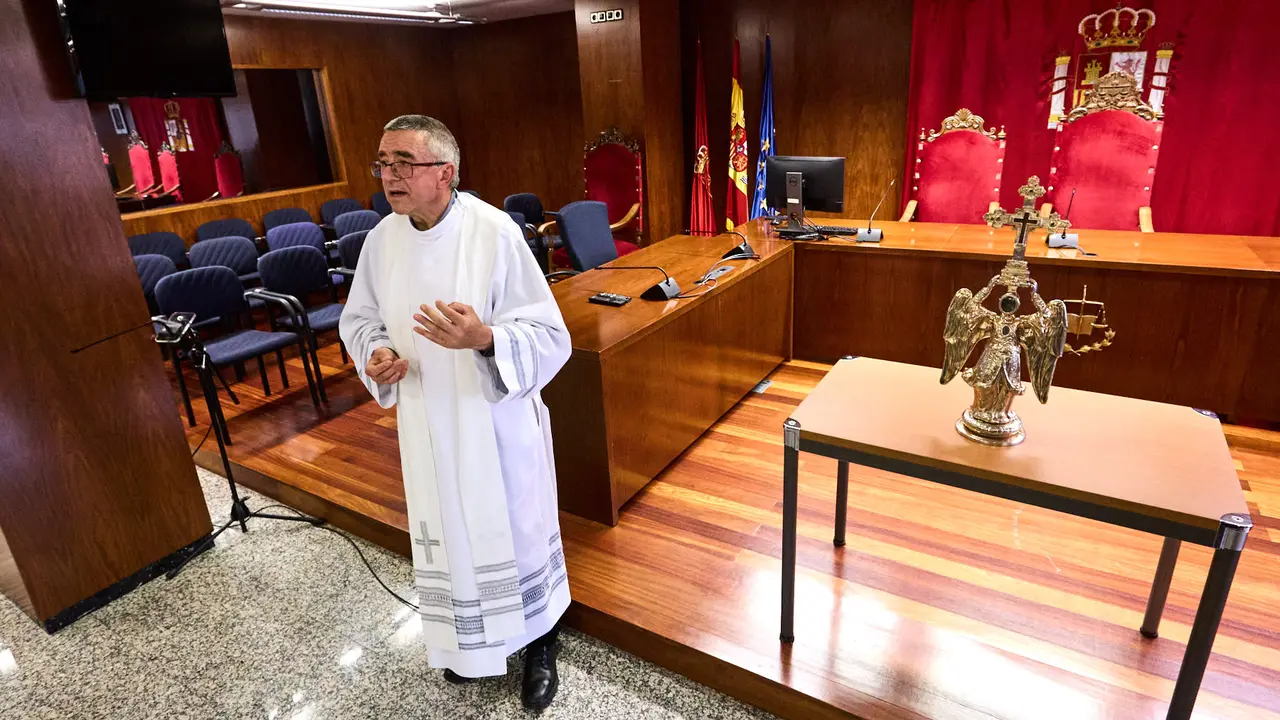 Visita del Ángel de Aralar al Palacio de Justicia de Navarra. IÑIGO ALZUGARAY