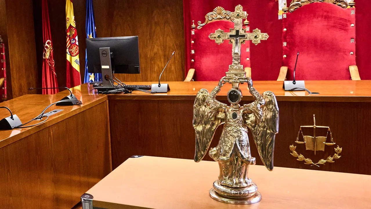 Visita del Ángel de Aralar al Palacio de Justicia de Navarra. IÑIGO ALZUGARAY