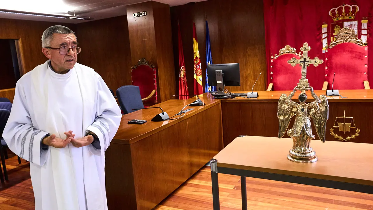 Visita del Ángel de Aralar al Palacio de Justicia de Navarra. IÑIGO ALZUGARAY