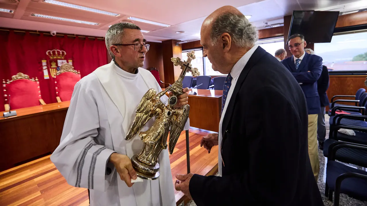 Visita del Ángel de Aralar al Palacio de Justicia de Navarra. IÑIGO ALZUGARAY