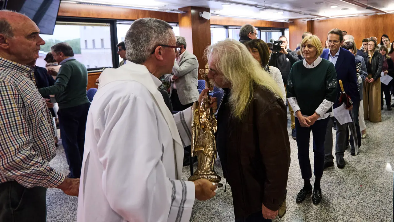 Visita del Ángel de Aralar al Palacio de Justicia de Navarra. IÑIGO ALZUGARAY