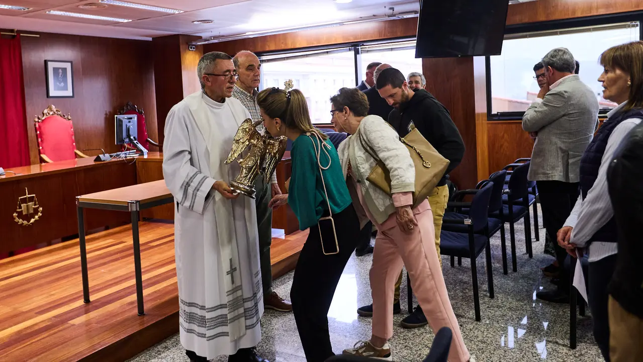 Visita del Ángel de Aralar al Palacio de Justicia de Navarra. IÑIGO ALZUGARAY