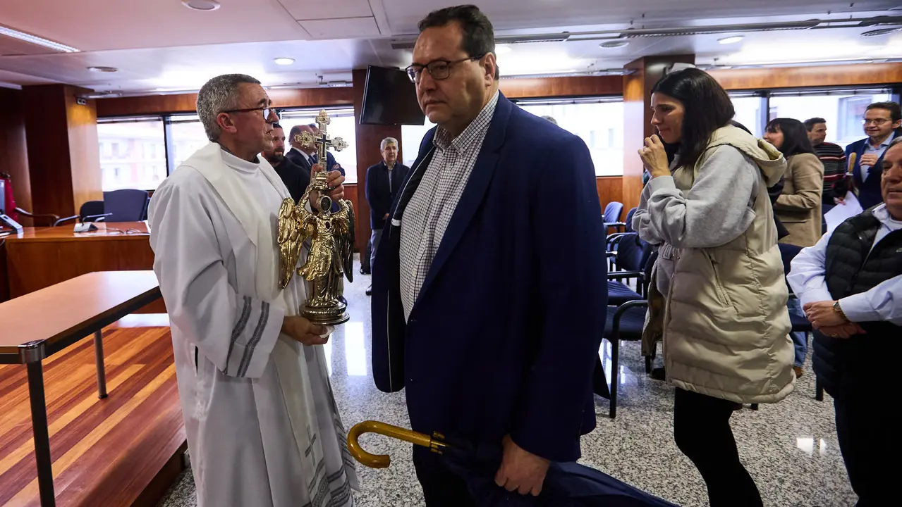 Visita del Ángel de Aralar al Palacio de Justicia de Navarra. IÑIGO ALZUGARAY