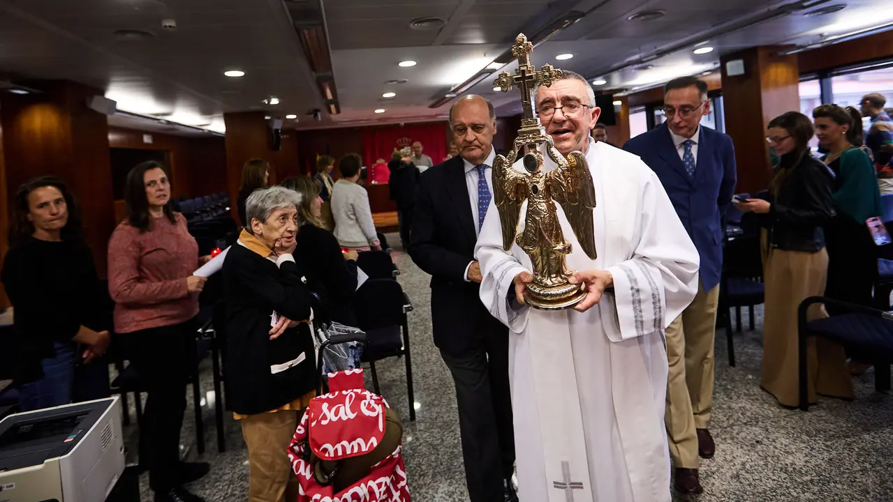 Visita del Ángel de Aralar al Palacio de Justicia de Navarra. IÑIGO ALZUGARAY