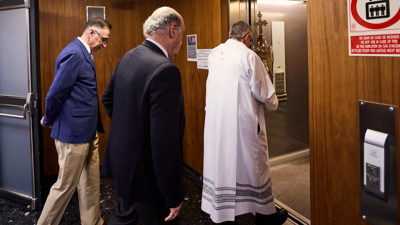 Visita del Ángel de Aralar al Palacio de Justicia de Navarra. IÑIGO ALZUGARAY