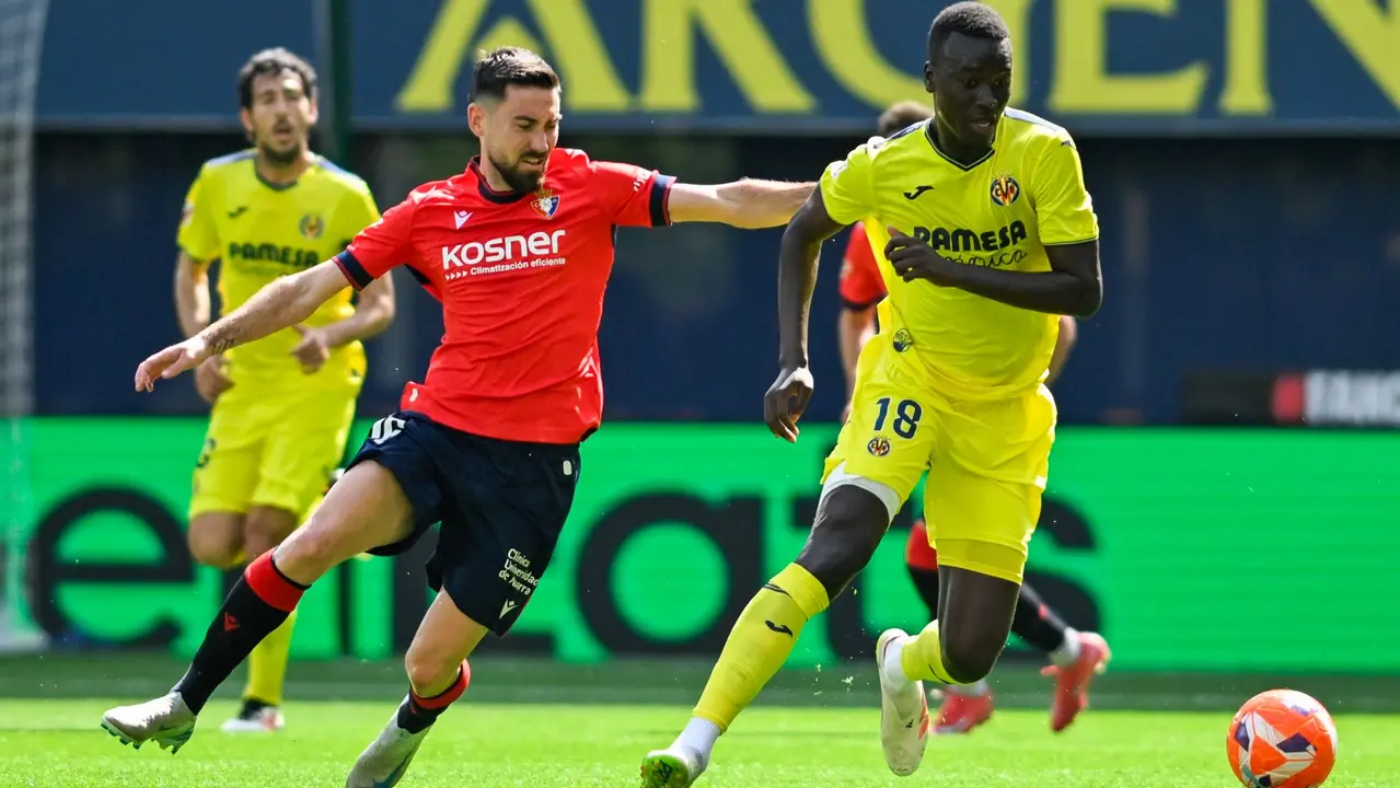 El centrocampista francés del Villarreal Pape Alassane (d) pelea una posesión con el centrocampista del Osasuna Moi Gómez este sábado durante el partido de la jornada 34 de LaLiga EA Sports, entre el Villarreal CF y el CA Osasuna, celebrado en el Estadi de la Ceràmica en Villarreal. EFE/ Andreu Esteban